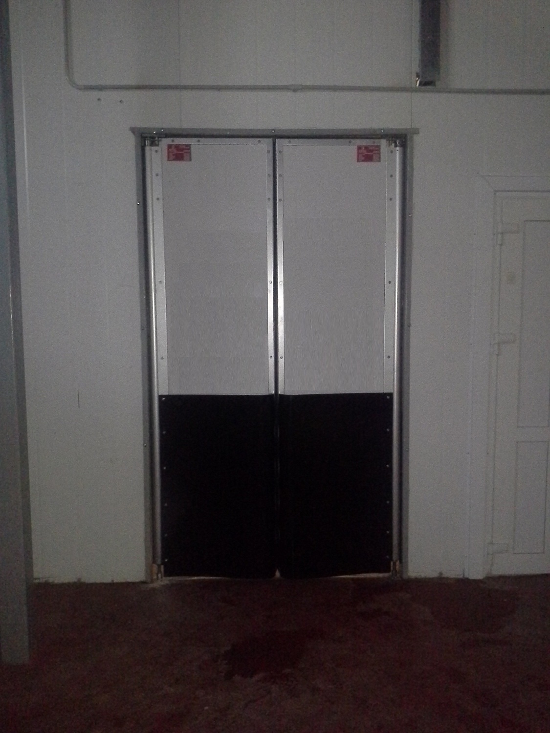 Из сэндвич панелей